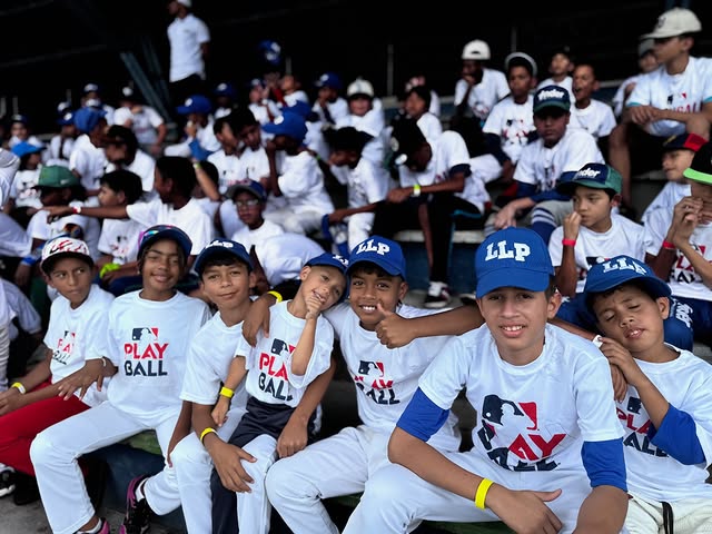 La Liga Pequeña kids at a baseball event
