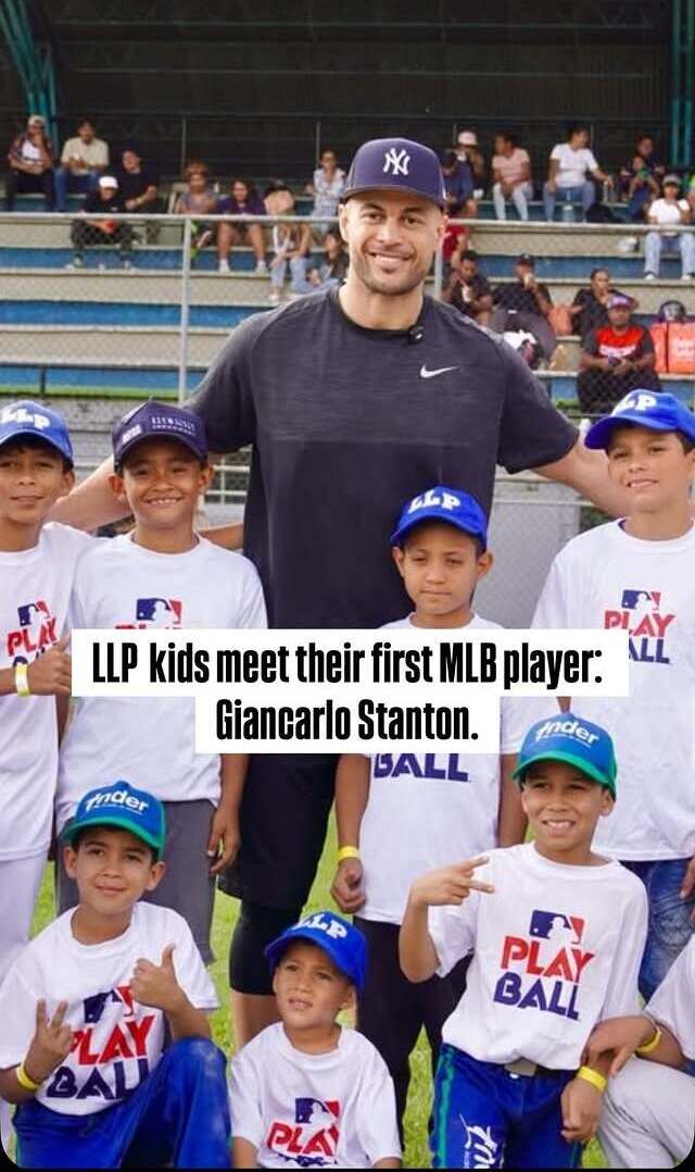 La Liga Pequeña kids meeting MLB player Giancarlo Stanton